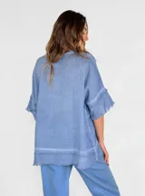 Blusa gris de lino con escote en V y mangas cortas con volados.