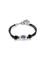 Pulsera de cuero negro con doble tira, pieza central de plata con cristal rectangular color azul y cierre de mosquetón con dije de la marca Uno de 50.
