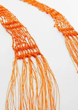 Pañuelo fino de abalorios de cristal color naranja, con terminación de flecos y diseño de doble vuelta.