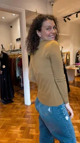 Sweater calado color beige de punto fino, con cuello redondo y mangas largas.
