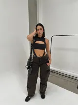 Body sin mangas negro con escote en forma de óvalo y capucha.