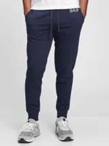 Pantalón deportivo de felpa color azul marino, con cintura elástica y logo bordado en la cadera.