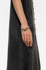 Set de cuatro pulseras doradas con dijes colgantes: abeja, mariposa, mariquita y piedra verde.