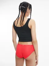 Bombacha hipster roja Calvin Klein con cintura elástica con logo de la marca y ribete de encaje.