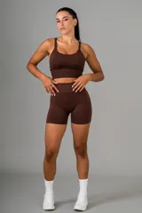 Short deportivo negro ajustado con cintura alta y frunce en la parte trasera.