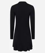 Vestido corto negro de punto con cuello polo, manga larga y botones en el escote.