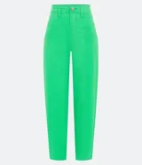 Pantalón slouchy verde lima de sarga con elastano, tiro alto, bolsillos traseros y detalle de recortes y pliegues delanteros.