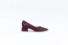 Zapato de cuero color borgoña, con punta fina y taco cuadrado de 5 cm.