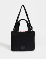 Cartera bandolera negra de tela deportiva con doble asa corta de mano, correa regulable y desmontable, cierre superior y tag de goma con logo.