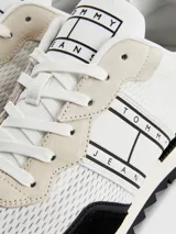 Zapatillas de running Tommy Jeans, blancas con detalles en negro.