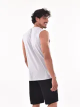 Musculosa negra con estampado de un esqueleto surfeando y la frase "Sure is a way to be free".