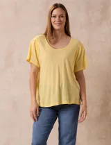 Remera amarilla de lino y poliéster, manga corta con fruncido en los hombros y escote redondo.
