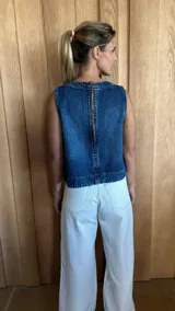 Chaleco color crudo con cuello redondo y detalle de costuras verticales en el frente.