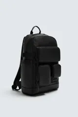 Mochila negra con acabado engomado, múltiples bolsillos frontales con cierre y bolsillos laterales. Cuenta con compartimento interior acolchado para dispositivos electrónicos de hasta 13 pulgadas, parte posterior acolchada y asas de hombro ajustables.