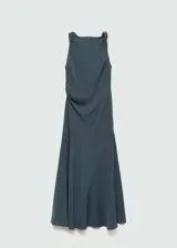 Vestido largo de tejido fluido color verde oscuro, con cuello redondo, tirantes trenzados y diseño evasé.
