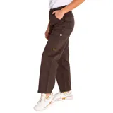 Pantalón cargo marrón con corte recto, bolsillos laterales con solapa y cierre con cremallera y botón.