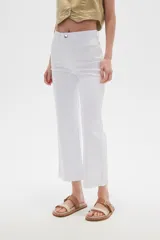 Pantalón jean blanco, recto y de calce alto con terminación desflecada.