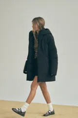 Anorak negro resistente al agua y al viento con aislamiento térmico, cuello alto con capucha ajustable, mangas largas con puño interior de neopreno, tirantes elásticos interiores, bolsillos delanteros con forro polar y cierre de cremallera, bolsillo interior con cremallera oculta y cierre frontal con cremallera termosellada.