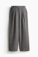 Pantalón de vestir gris con estampado de espiga, de corte holgado y tiro alto, con elástico oculto en la cintura, cierre, bolsillos al bies y bolsillos decorativos insertados atrás.