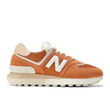 Zapatilla unisex de diseño híbrido en color naranja, con empeine de ante y malla, ideal para asfalto y trail.