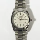 Reloj de pulsera plateado con esfera blanca, agujas negras y correa de eslabones metálicos.