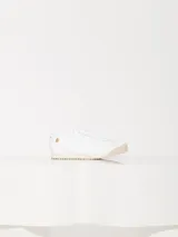 Zapatilla urbana acordonada, con capellada de cuero vacuno y detalles exclusivos, como apliques de Lipstick y Ladybug.