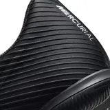 Championes de fútbol sala Nike Mercurial Vapor 15 Club IC en color negro, con parte superior sintética texturizada para un mejor control del balón y suela de goma non-marking diseñada para tracción multidireccional en superficies interiores.