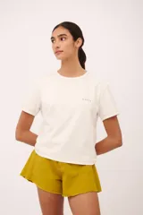 Remera marrón a rayas horizontales blancas, celestes y bordó, de algodón.