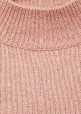 Sweater de punto color rosa, con cuello alto y mangas cortas.