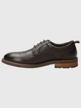 Zapato acordonado de cuero color marrón claro, con suela de goma y detalle de tirador en el talón.