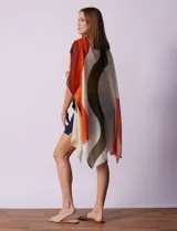 Kimono Barrington de modal con estampado abstracto en tonos naranja, verde y blanco.