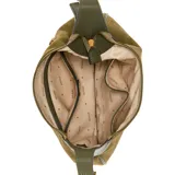 Cartera bandolera Guess color verde oliva, de tamaño mediano, con correa ajustable y logo de la marca en el frente.