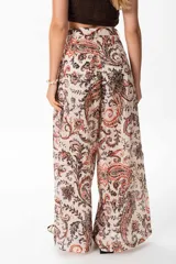 Pantalón palazzo de poliéster con estampado paisley en tonos beige, marrón y naranja.