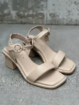 Sandalias de cuero color beige con taco cuadrado y tira delantera acolchada.