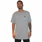 Remera gris de manga corta con cuello redondo y estampado pequeño en el pecho de una calavera con lentes de sol y el texto "La Vela Puerca".