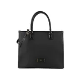 Cartera tote grande color negro, confeccionada en cuero sintético. Tiene doble asa de mano trenzada, correa de hombro ajustable y extraíble, cierre superior, bolsillo interno y logo XL dorado en el frente.