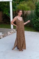 Vestido largo de viscosa con estampado animal print de leopardo, breteles finos y escote en V.