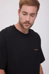 Camiseta negra de manga corta con cuello redondo y corte amplio. Estampado en la espalda con un paisaje y texto en color naranja.