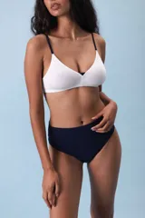 Culotte negro de algodón suave con faja en la cintura.