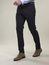 Pantalón color beige de calce comfort, confeccionado en tejido sateen con algodón y spandex.