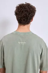 Remera gris oscuro de corte holgado con estampado pequeño en el pecho.