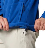 Chaqueta de forro polar color azul con cierre frontal completo y cuello alto. Presenta un bolsillo vertical con cremallera en el pecho con el logo de Columbia y bolsillos laterales con cremallera. Confeccionada en microfibra de poliéster ligera para mayor comodidad en actividades al aire libre.