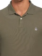 Polo de manga larga color verde oliva confeccionado en tejido de piqué de algodón orgánico. Presenta cuello clásico, tapeta con dos botones y logo de pingüino bordado en el pecho.