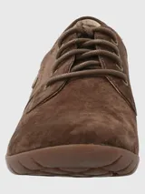 Zapato acordonado de cuero azul con suela marrón de goma.