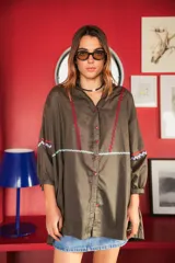 Camisa/vestido negro de algodón con corte amplio, cuello mao y cierre frontal con botones. Decoración con cintas picot de colores blanco, azul, verde y violeta.