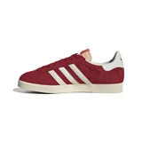 Zapatillas deportivas color rojo, con tres franjas blancas y suela de goma.