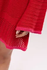 Vestido corto tejido a crochet color rojo con terminaciones en fucsia. Tiene mangas largas acampanadas y forro interior desmontable.