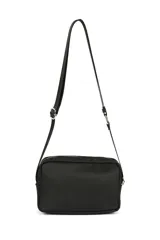 Bandolera color beige con correa larga negra ajustable. Tiene dos compartimentos con cierre y un bolsillo frontal con cierre.