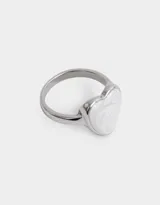 Anillo plateado con forma de corazón y detalle de esmalte blanco con efecto marmolado.