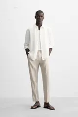 Pantalón de vestir color beige claro, de corte recto y confeccionado en lino.